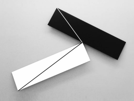 Balance 2-teilig 2017, schwarz-weiß, weiß-schwarz, Aluminium, Acryllack, je 125 x 31 x 8 cm Aussenmaß der Komposition: 180 x 130 x 8 cm